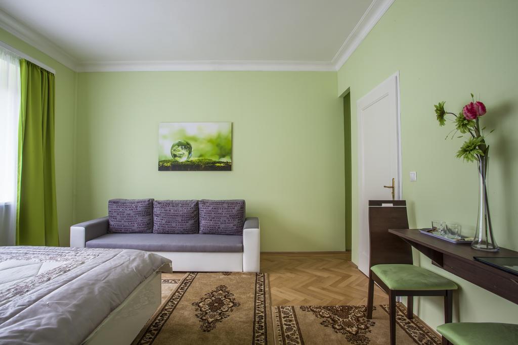 Luxury Air-Conditioned Rooms In Old Town Bratislava Luaran gambar