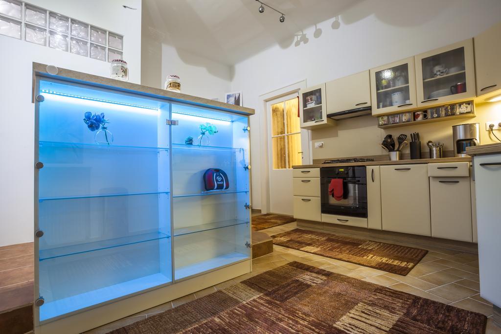 Luxury Air-Conditioned Rooms In Old Town Bratislava Luaran gambar