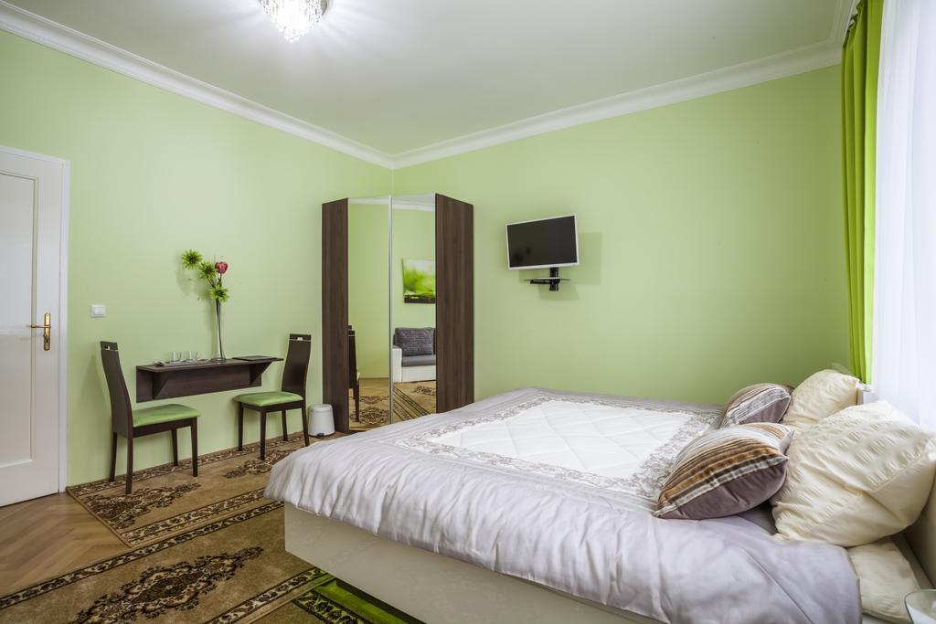 Luxury Air-Conditioned Rooms In Old Town Bratislava Luaran gambar