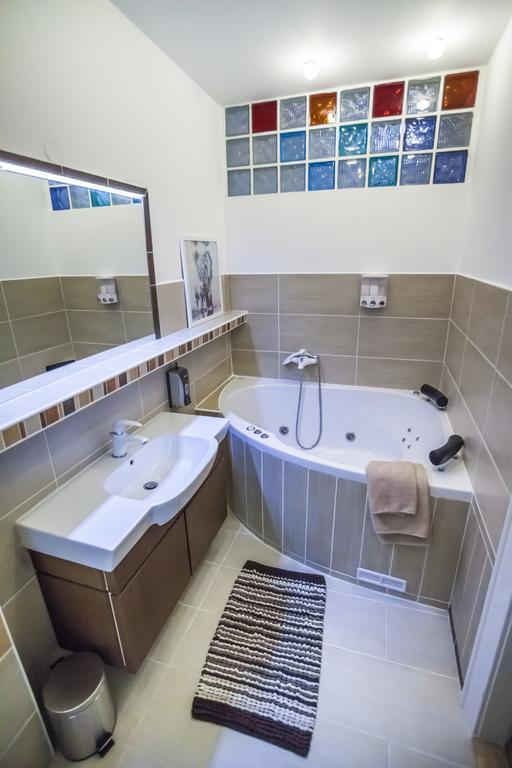 Luxury Air-Conditioned Rooms In Old Town Bratislava Luaran gambar