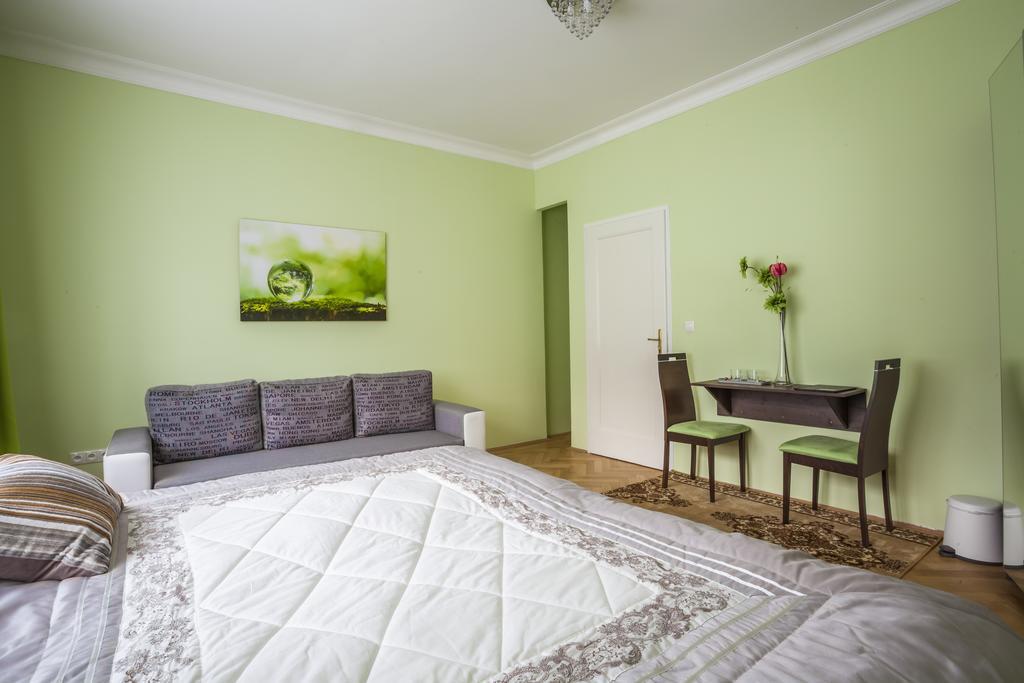 Luxury Air-Conditioned Rooms In Old Town Bratislava Luaran gambar