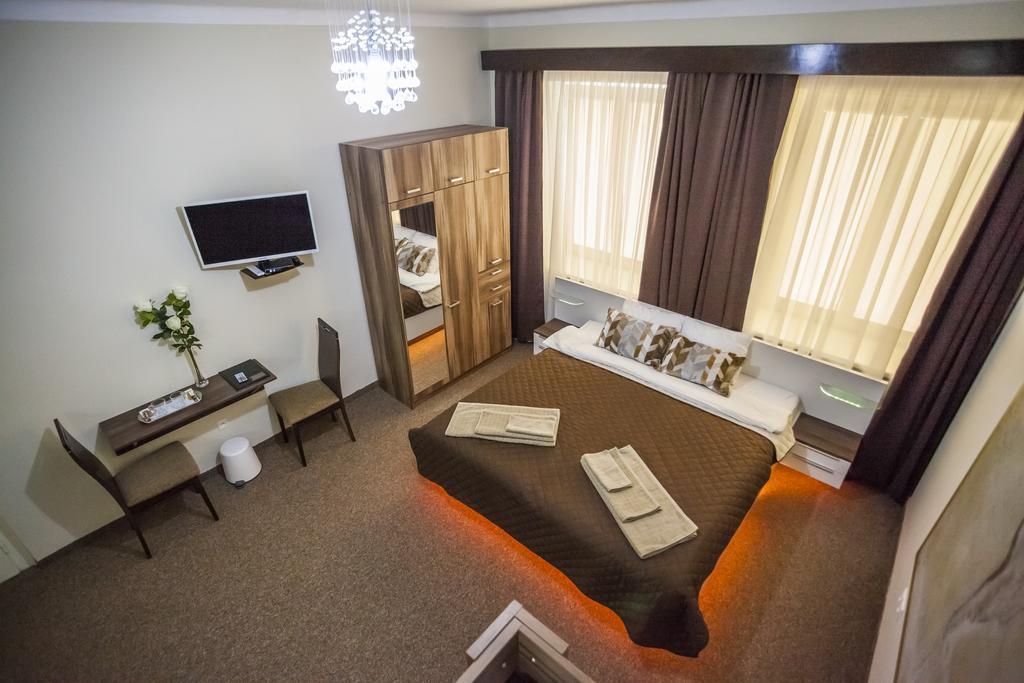 Luxury Air-Conditioned Rooms In Old Town Bratislava Luaran gambar